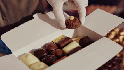 «Δεν το έκανα για τα χρήματα»: Ο Έλληνας που έφτιαξε τα πιο διάσημα σοκολατάκια στον κόσμο για να σκορπίσει λίγη χαρά
