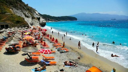 Το αντίθετο της Ελλάδας: Οι τιμές διαμονής και φαγητού στην Αλβανία εξηγούν γιατί πήγαν όλοι εκεί διακοπές φέτος
