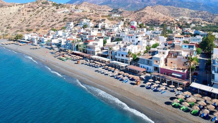100% πληρότητα και το χειμώνα: Το ελληνικό χωριό που θέλει να μετακομίσει όλη η Ευρώπη έχει 320 μέρες καλοκαίρι