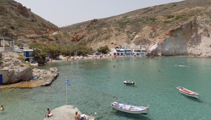 Μετρημένες θέσεις, μαγευτικό τοπίο: Η πιο καθαρή παραλία της Ελλάδας με τα πολύχρωμα σύρματα που βλέπεις το βυθό από μακριά
