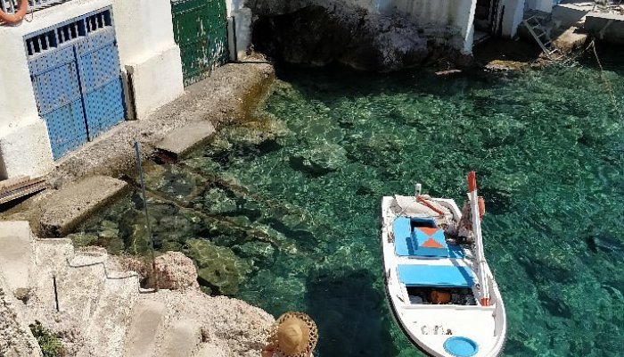 Μετρημένες θέσεις, μαγευτικό τοπίο: Η πιο καθαρή παραλία της Ελλάδας με τα πολύχρωμα σύρματα που βλέπεις το βυθό από μακριά
