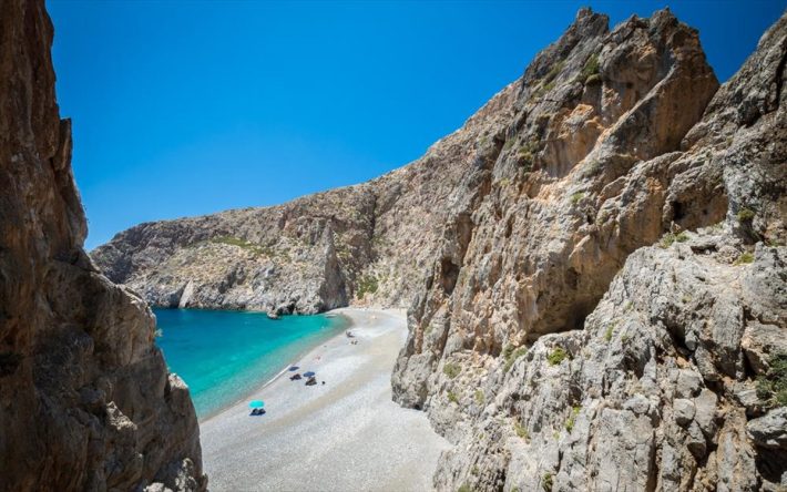 Παράδεισος με… απαγορευμένο καρπό: Η ελληνική παραλία- όνειρο που κανείς δεν κάνει το λάθος να αφήσει το αμάξι του στη σκιά  (Pics)