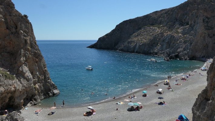 Παράδεισος με… απαγορευμένο καρπό: Η ελληνική παραλία- όνειρο που κανείς δεν κάνει το λάθος να αφήσει το αμάξι του στη σκιά  (Pics)