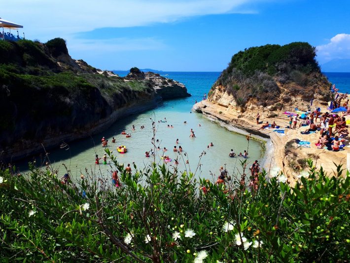 Ζεστά νερά όλο το χρόνο, ποτέ κύμα: Η ξακουστή ελληνική παραλία που αποκαλούν «αριστούργημα της φύσης» (Pics)