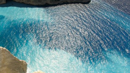 Κρυστάλλινα νερά κι ένα μισοβυθισμένο «κουφάρι»: Πλέον, κανείς δεν μπορεί να πάει στην πιο εντυπωσιακή παραλία της Ελλάδας…
