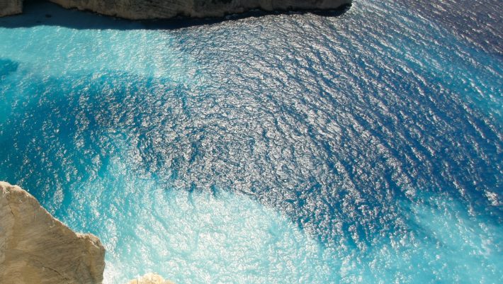 Κρυστάλλινα νερά κι ένα μισοβυθισμένο «κουφάρι»: Πλέον, κανείς δεν μπορεί να πάει στην πιο εντυπωσιακή παραλία της Ελλάδας...