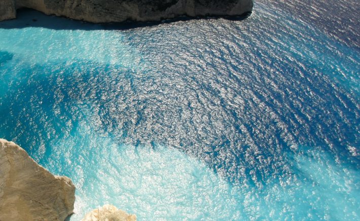 Κρυστάλλινα νερά κι ένα μισοβυθισμένο «κουφάρι»: Πλέον, κανείς δεν μπορεί να πάει στην πιο εντυπωσιακή παραλία της Ελλάδας...