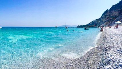 Στις 50 καλύτερες του κόσμου: Η ελληνική παραλία με τα σπάνια, λευκά βότσαλα που πληρώνεις 1000 ευρώ αν τα πάρεις