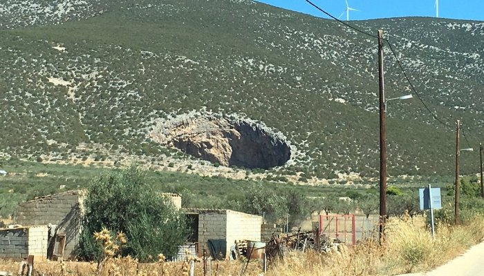 Σαν ολοζώντανος χαμένος κόσμος: Το εκκλησάκι που είναι χτισμένο μέσα στα βράχια, σε δίδυμη σπηλιά