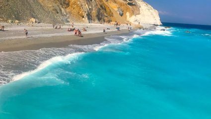 Την άδειαζαν οι τουρίστες: Η ελληνική παραλία – όνειρο που πληρώνεις 1000€ εάν παραβείς τον μοναδικό κανόνα της