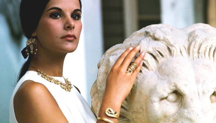 Κλασική ομορφιά, ασύγκριτη φινέτσα: Η πασίγνωστη ηθοποιός που στα 19 της πόζαρε για το Paris Match φορώντας αρχαιοελληνικούς θησαυρούς