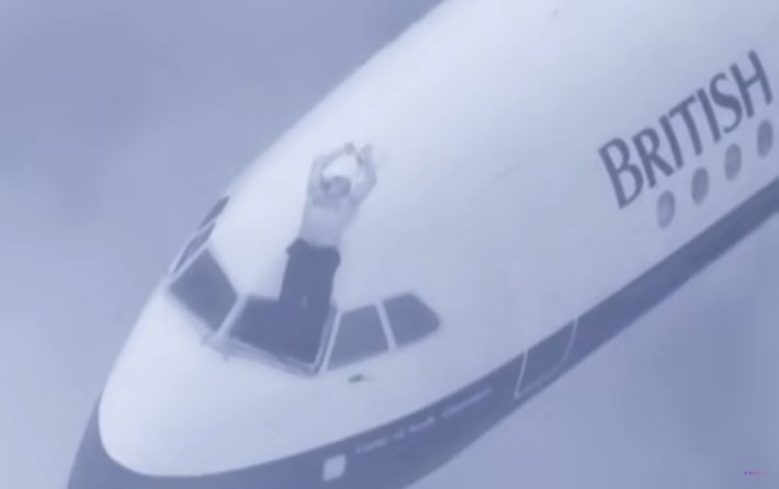 Έσπασε το τζάμι και πετάχτηκε έξω: Η απίστευτη πτήση που ο πιλότος κρεμόταν 20' στο κενό χωρίς να τον ρουφήξει η δίνη (Pics)