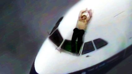 Σφήνωσαν τα πόδια στο χειριστήριο: Το θαύμα της πτήσης BA5390 που ο πιλότος κρεμόταν 20′ στο κενό (Pics)