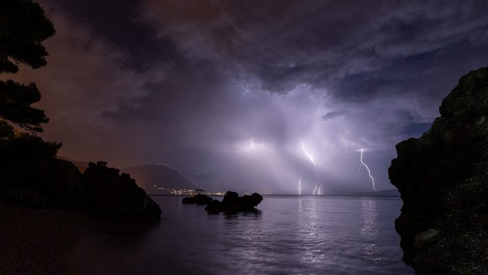 100 «ορφανοί» κεραυνοί χωρίς σταγόνα βροχής: Το σπάνιο φαινόμενο του 2016 που τσάκισε τη Θάσο (Pics)