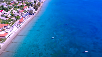 Νερά-γυαλί, μήκος χιλιομέτρων: Η «ελληνική Κόπα Καμπάνα» είναι στη λίστα των κορυφαίων παραλιών στην Ευρώπη για κάθε τουρίστα