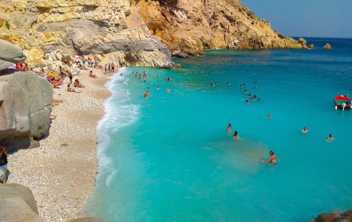 Λευκό βότσαλο, σμαραγδένια νερά, κοφτεροί βράχοι: Το κατά λάθος θαύμα που δημιούργησε μια από τις ωραιότερες παραλίες της Ελλάδας