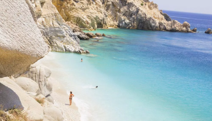 Λευκό βότσαλο, σμαραγδένια νερά, κοφτεροί βράχοι: Το κατά λάθος θαύμα που δημιούργησε μια από τις ωραιότερες παραλίες της Ελλάδας