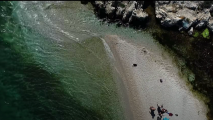 Νερό-παγάκι, τοπίο μαγικό: Η ελληνική παραλία με την φυσική  νεροτσουλήθρα που αν βουτήξεις… παθαίνεις κρυοπαγήματα