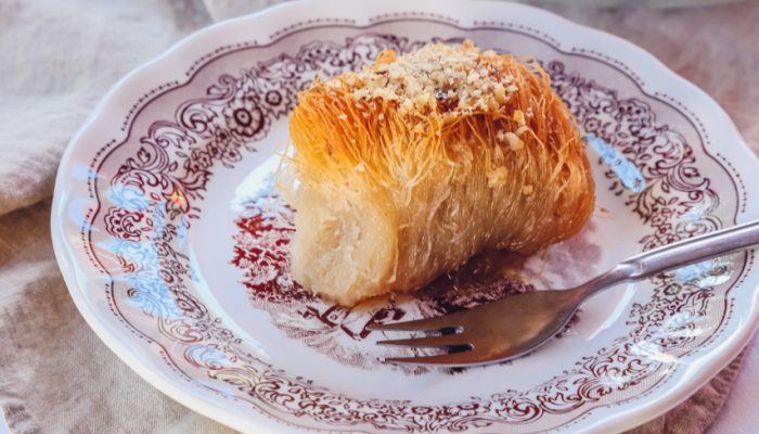 Μπουκιά ευτυχίας, χωρίς να σε λιγώνει: Το ζαχαροπλαστείο με το vintage γλυκό σήμα-κατατεθέν που έρχονται να φάνε από όλη την Αθήνα
