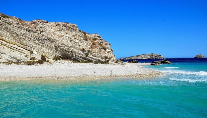 Φθηνές κι ανέμελες διακοπές: Στο νησί που λέει συνειδητά «όχι» σε ξαπλώστρες και «ντάμπα ντούμπα» απολαμβάνεις τη θάλασσα με μηδενικό κόστος