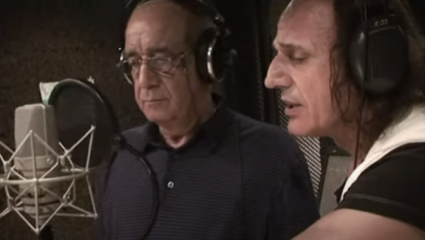 «Εγώ το μουλάρι, το αγάπησα. Εσύ τι αγάπησες, το τανκ;»: Οι δύο θρύλοι του ελληνικού τραγουδιού που παρουσιάστηκαν μαζί στο στρατό 