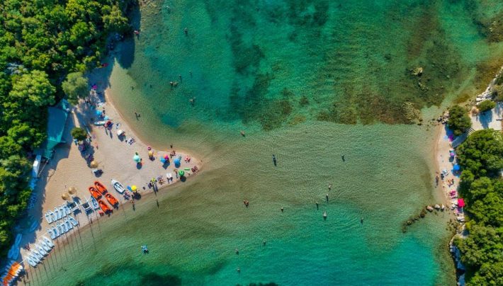 Αν δεν βρέξεις πόδι δεν πας: Η πιο εξωτική παραλία στην Ελλάδα που θα ζήλευε κι η Μύκονος δεν είναι σε νησί (Pics)