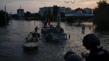 Μία πόλη κάτω από το νερό: Αποκαρδιωτικές εικόνες στη Χερσώνα μετά την κατάρρευση του φράγματος – Η προειδοποίηση του ΟΗΕ και οι ευθύνες