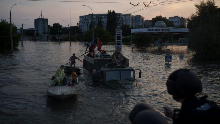 Μία πόλη κάτω από το νερό: Αποκαρδιωτικές εικόνες στη Χερσώνα μετά την κατάρρευση του φράγματος - Η προειδοποίηση του ΟΗΕ και οι ευθύνες