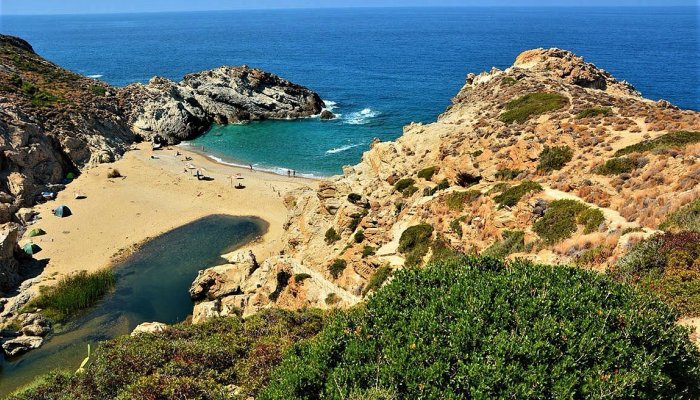 Πιάνονται οι πολύ τολμηροί: Η πιο επικίνδυνη παραλία της Ελλάδας με το μοναδικό σχοινί ασφαλείας (Vid)