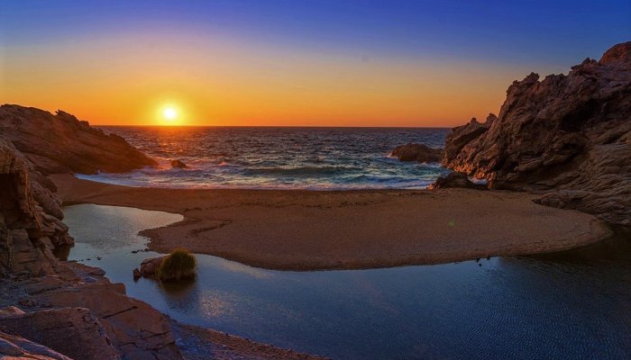 Πιάνονται οι πολύ τολμηροί: Η πιο επικίνδυνη παραλία της Ελλάδας με το μοναδικό σχοινί ασφαλείας (Vid)