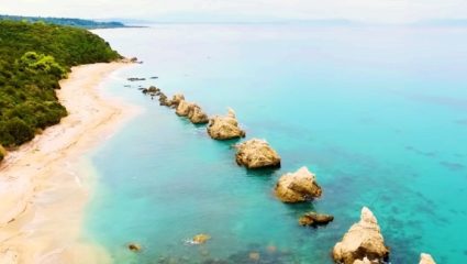 Οι αγέρηδες βρίσκουν σε τοίχο: Η παραλία-διαμάντι με τα διαυγή νερά και τις ήσυχες «φωλιές» για απολαυστικό κολύμπι