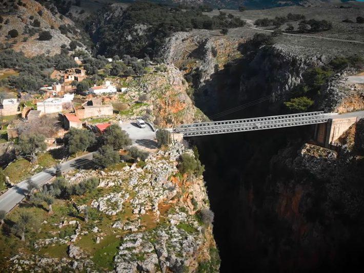 Στον πιο επικίνδυνο δρόμο της Ελλάδας: Το «νεκρό» χωριό στο χείλος του γκρεμού με τη σιδερένια γέφυρα στο κενό των 138 μέτρων