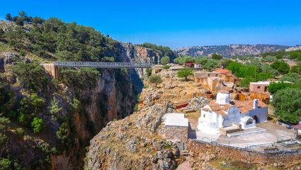 Στον πιο επικίνδυνο δρόμο της Ελλάδας: Το «νεκρό» χωριό στο χείλος του γκρεμού με τη σιδερένια γέφυρα στο κενό των 138 μέτρων