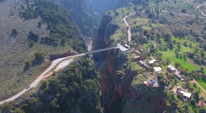 Στον πιο επικίνδυνο δρόμο της Ελλάδας: Το «νεκρό» χωριό στο χείλος του γκρεμού με τη σιδερένια γέφυρα στο κενό των 138 μέτρων