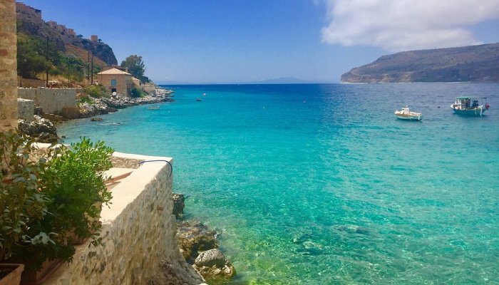 Χωρίς καταστήματα, με ονειρικό φαγητό: Ο μαγευτικός, ελληνικός προορισμός που βουτάς απευθείας από τα βράχια σε τιρκουάζ νερά