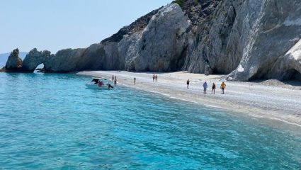 Σπάνε καΐκια, πέφτουν βράχοι: Η άγρια, ελληνική παραλία που αν την πετύχεις ήρεμη, δεν θα θες να φύγεις ποτέ (Pics)