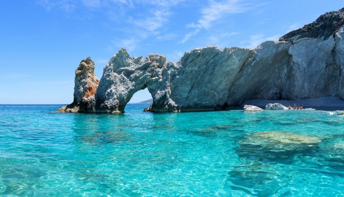 Σπάνε καΐκια, πέφτουν βράχοι: Η άγρια, ελληνική παραλία που αν την πετύχεις ήρεμη, δεν θα θες να φύγεις ποτέ (Pics)