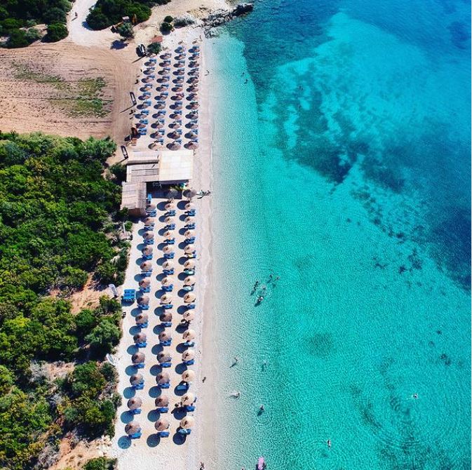 Έπεσε σύρμα: Η ομορφότερη άγνωστη παραλία της Ελλάδας έπαψε να είναι επτασφράγιστο μυστικό