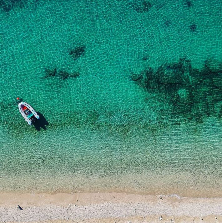 Έπεσε σύρμα: Η ομορφότερη άγνωστη παραλία της Ελλάδας έπαψε να είναι επτασφράγιστο μυστικό