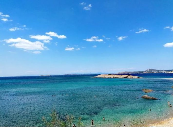 Σκηνικό απόλυτης απόδρασης: 45 λεπτά απ' την Αθήνα θα βρεις την θεϊκή παραλία που θυμίζει Λευκάδα (Pics)