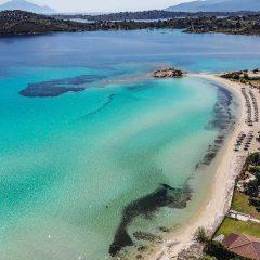 Γαλαζοπράσινα νερά, «διπλή» θάλασσα, μόνο 1 αρνητικό: Η παραλία-όνειρο που επιβεβαιώνει ότι σαν την Χαλκιδική δεν έχει (Pics)