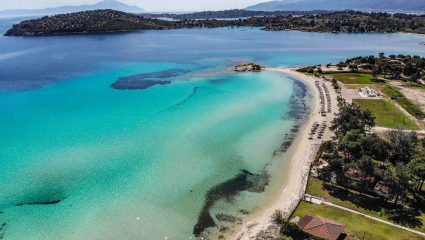 Γαλαζοπράσινα νερά, «διπλή» θάλασσα, υπέροχο νησάκι: Η παραλία-όνειρο που επιβεβαιώνει ότι σαν την Χαλκιδική δεν έχει (Pics)