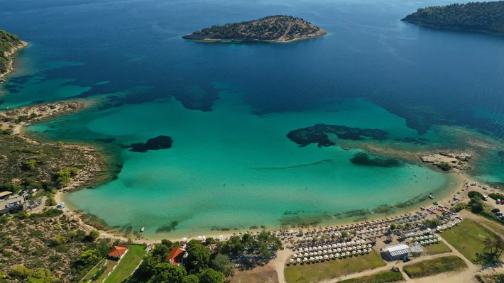 Γαλαζοπράσινα νερά, «διπλή» θάλασσα, υπέροχο νησάκι: Η παραλία-όνειρο που επιβεβαιώνει ότι σαν την Χαλκιδική δεν έχει (Pics)