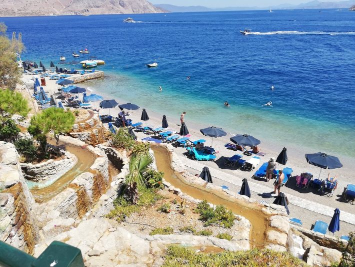 Σαν να έχει ζωγραφιστεί με κηρομπογιές: Το ελληνικό νησί με τον «ομορφότερο δρόμο στον κόσμο» που λατρεύουν οι τουρίστες (Pics)
