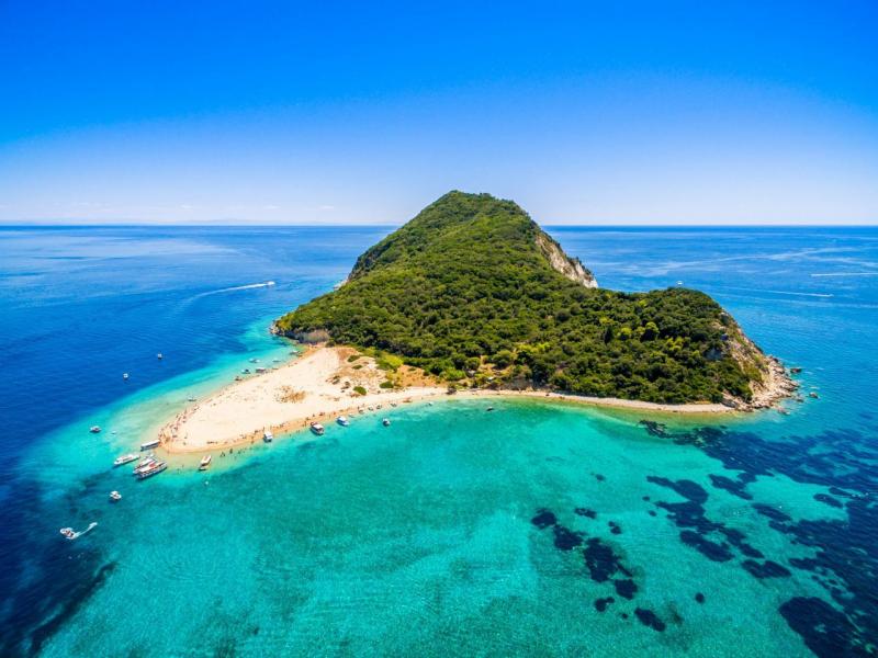 Πρέπει να φύγεις πιο νωρίς: Στο ελληνικό νησί-μαγεία που θυμίζει Καραϊβική απαγορεύεται να σε βρει η δύση του ηλίου