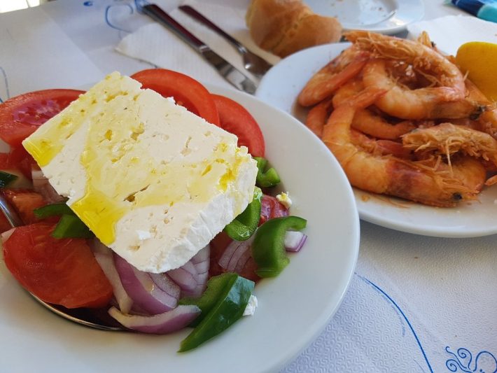 Ως και 26 (!) ευρώ: Το πιο απλό παραδοσιακό ελληνικό πιάτο έφτασε να πωλείται χρυσάφι