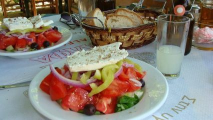 Θα στοιχηματίζαμε όλοι λάθος: Το ελληνικό φαγητό που οι τουρίστες ψηφίζουν ως το καλύτερο, εμείς ούτε που το κοιτάμε στην ταβέρνα