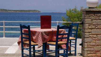 Πληρώνουμε ενώ δεν θα έπρεπε: Το κόλπο – ντροπή με το κουβέρ που κάνουν πολλά εστιατόρια στην Ελλάδα