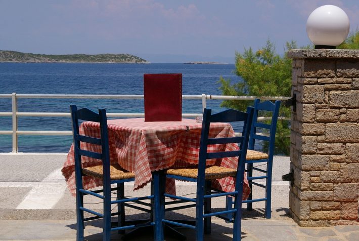 Πληρώνουμε ενώ δεν θα έπρεπε: Το κόλπο - ντροπή με το κουβέρ που κάνουν πολλά εστιατόρια στην Ελλάδα