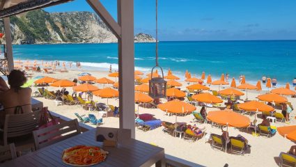 Θέα, γεύση και super τιμές: Η ταβέρνα με τις τεράστιες, φθηνές μερίδες στην ωραιότερη παραλία της Ελλάδας